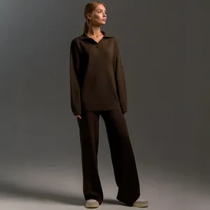 Elegantes braunes zweiteiliges Strickset für Damen mit Polokragen und weitem Bein