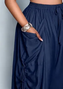 Dettaglio dei pantaloni a gamba larga in lino blu navy con tasca e tessuto operato