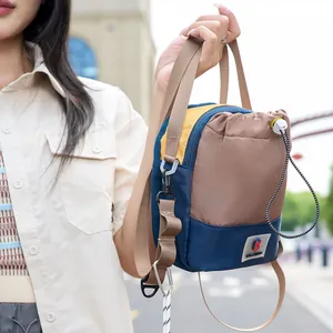 Détails d'un sac à bandoulière de sport en plein air multicolore avec cordon