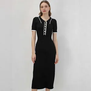 Élégante robe midi en maille noire avec bordure contrastée blanche et boutons