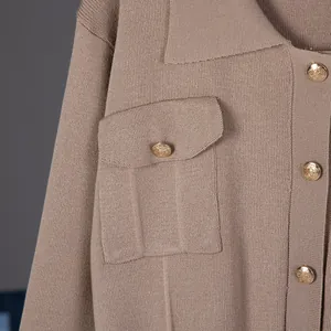 Detalle de una chaqueta de punto color moka con botones dorados vintage y bolsillo.