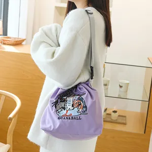 Vue détaillée d'un sac à cordon violet de style japonais avec broderie de chat