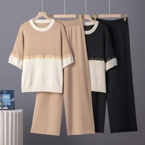 Conjunto de punto elegante con top de manga corta bicolor y pantalones de pierna ancha