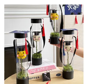 Caja de regalo creativa de una sola flor con birrete para decoración de graduación.