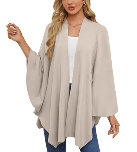 Vue détaillée d'un élégant châle poncho en tricot beige pour femme à texture douce