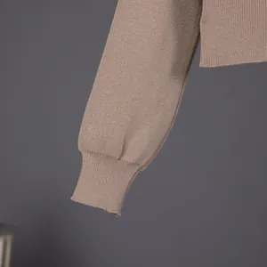 Detalle del puño de un suéter de punto que muestra la textura acanalada de calidad