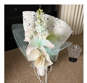 Dettaglio della carta texture e rete traforata blu per confezioni di fiori