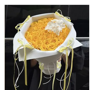 Gros plan sur du papier d'emballage en mousse blanche premium pour bouquet de fleurs.