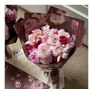 Exklusives Geschenkpapier im Ölgemäldestil für kunstvolle Blumensträuße im Detail