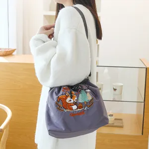 Vue détaillée d'un sac à déjeuner gris de style japonais avec broderie d'écureuil
