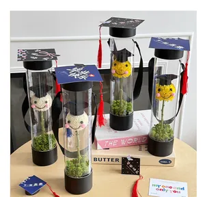 Caja de regalo de flores para graduación con tapa de birrete y borla roja