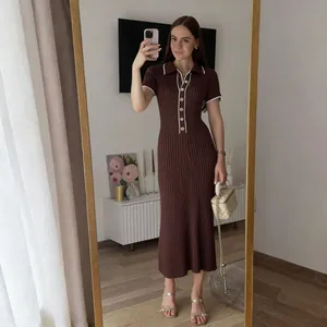 Vista completa del vestido largo de punto marrón con cuello polo y ribete en blanco