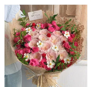 Dettaglio della trama della carta floreale traforata su bouquet di rose