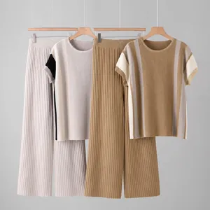 Modernes Plissee-Strickset mit Colorblock-T-Shirt und lockerer, weiter Hose am Kleiderbügel