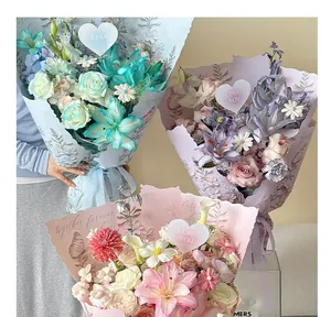 Gedetailleerd overzicht van pastelkleurig bloemenpapier met schulprand en elegante reliëfpatronen