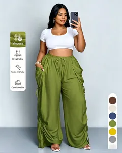 Vista dettagliata dei pantaloni a vita alta con coulisse in tessuto verde traspirante