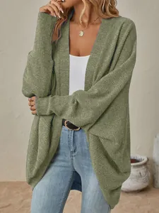 Dettaglio di un cardigan in maglia a coste verde salvia con maniche larghe