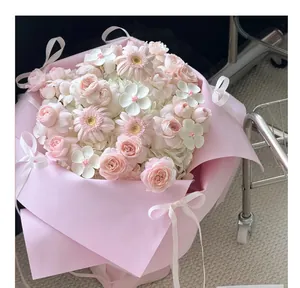 Détail du papier d'emballage en mousse rose tendre pour bouquets de fleurs créatifs