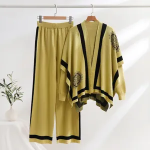 Elegantes dreiteiliges Damenstrickset mit farblich abgesetztem Schal und weiter Hose
