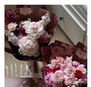 Detailansicht von luxuriösem Geschenkpapier im Ölgemäldestil mit tiefrotem Blumenmuster