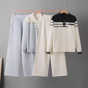 Conjunto de dos piezas de punto a rayas con suéter de polo y pantalón ancho.