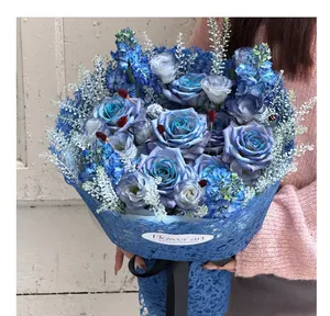 Dettaglio ravvicinato di carta blu traforata in pizzo per confezionare bouquet di fiori