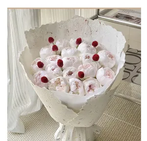Gedetailleerd overzicht van dik wit kunstpapier met reliëf voor bloemverpakkingen