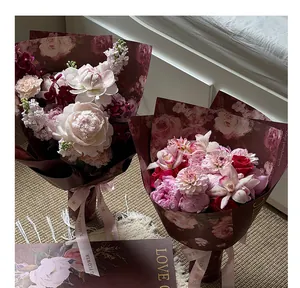 Nahaufnahme von Blumenpapier im Ölgemälde-Stil für zwei sehr elegante Blumensträuße