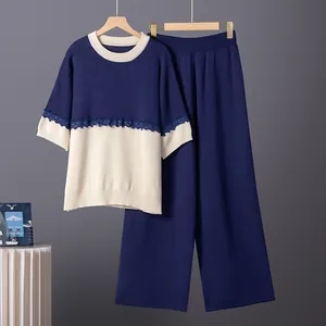 Elegante conjunto de punto azul marino y crema con ribete de encaje