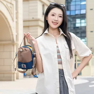 Sacoche de sport de plein air porte-bouteille portée par un mannequin en ville