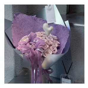 Primo piano di un elegante ornamento in pelle a forma di cuore per mazzi di fiori