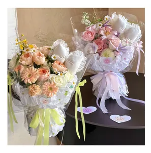 Vue détaillée d'un papier d'emballage floral élégant avec autocollants cœur et nœuds blancs