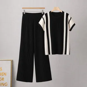 Detailansicht eines Strick-Zweiteilers mit gestreiftem T-Shirt und Plisseehose