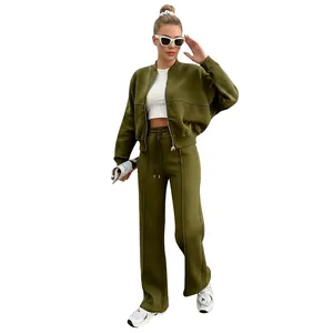 Ensemble sweat deux pièces vert olive avec veste zippée et pantalon large assorti