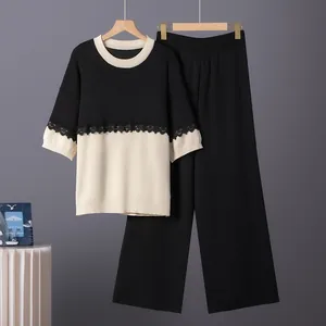 Detalle de conjunto de punto chic en bloques de color con encaje y pantalón ancho elegante