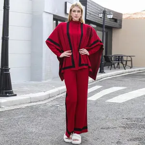 Elegantes rotes Strick-Set mit Poncho-Oberteil und weit geschnittener Hose für Damen.
