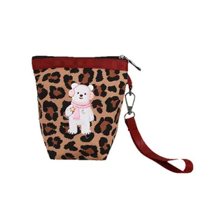 Mini neceser de leopardo con bordado de oso lindo y correa de muñeca para maquillaje