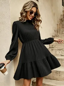 Elegantes schwarzes Minikleid mit Stehkragen, Plisseefalten, langen Ärmeln und Rüschensaum