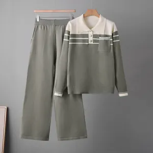 Vista detallada del conjunto de suéter de punto a rayas verde gris y pantalón ancho