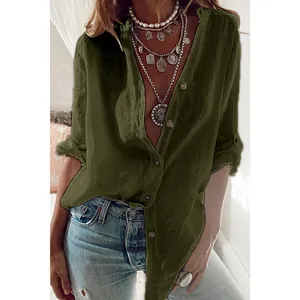 Détail macro d'une blouse en coton vert olive avec col en V et manches retroussées