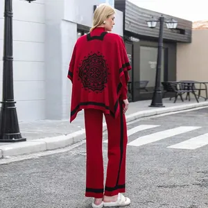 Elegantes rotes dreiteiliges Strickset mit Poncho-Oberteil und weiter Hose für Damen