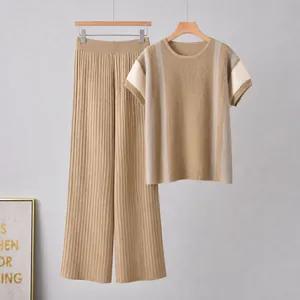 Detailansicht des khakifarbenen Stricksets mit gestreiftem Oberteil und weiten Plisseehosen