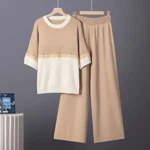 Elegante conjunto de punto con jersey de encaje bicolor y pantalones de pierna ancha