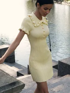 Robe en maille jaune clair élégante avec col à volants dans un cadre extérieur naturel