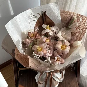 Papel de envolver flores rústico con textura de encaje y capas translúcidas