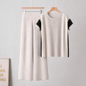 Detailansicht des cremefarbenen Stricksets mit Rippenmuster und weit geschnittener Hose