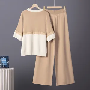 Conjunto de punto de dos piezas con jersey bicolor beige y pantalones de pernera ancha