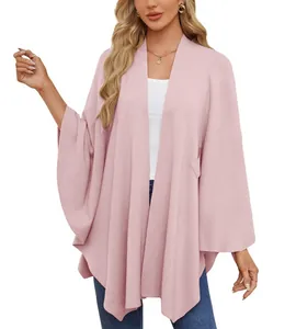 Vue d'ensemble de l'élégant châle en tricot rose doux pour femmes