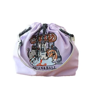 Sac à déjeuner japonais brodé de chats avec cordon de serrage en toile violette claire