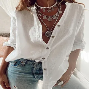 Détail d'un chemisier ample en coton blanc à col en V avec boutonnage pour femmes.
